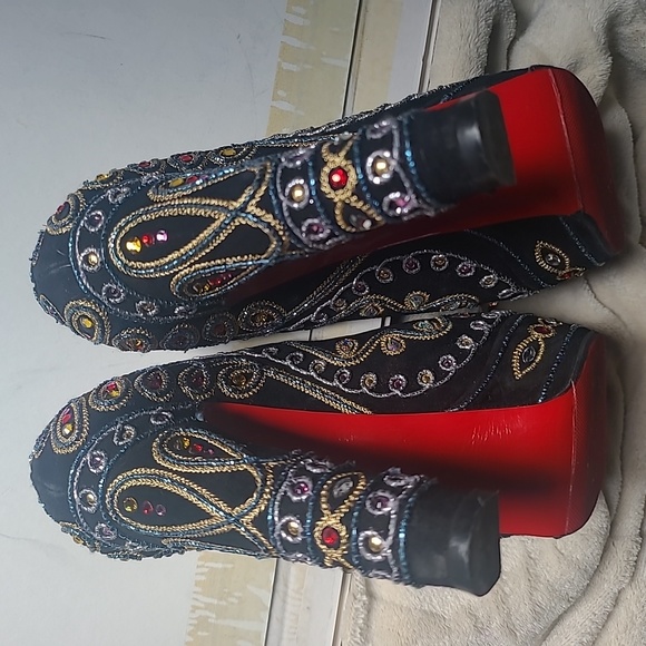 Christian Louboutin - Picture 8 of 8
